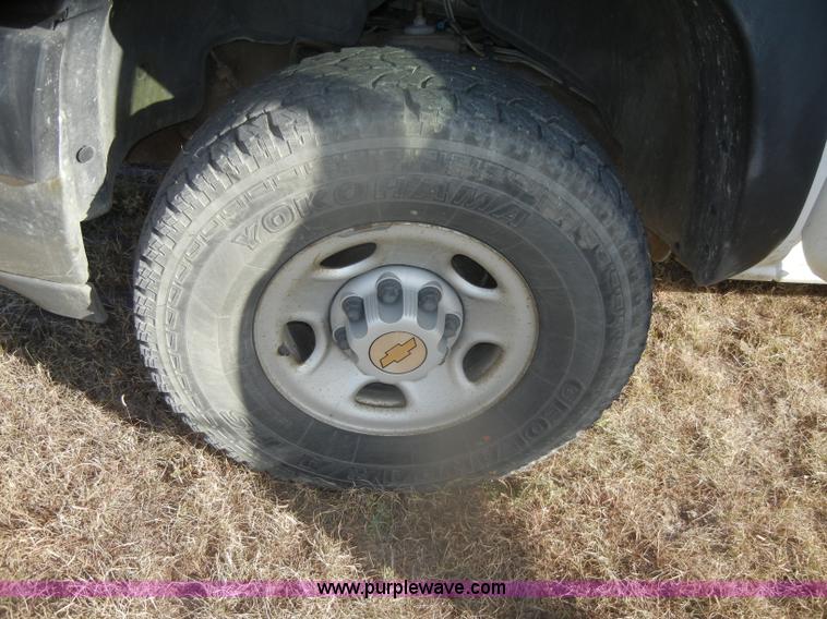 image for item D4836 2001 Chevrolet Silverado 2500HD Extended Cab pickup truck