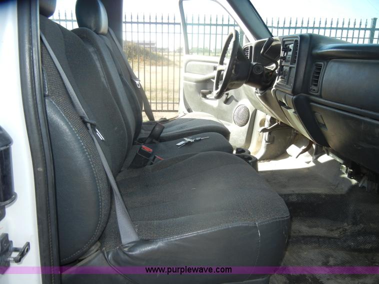 image for item D4836 2001 Chevrolet Silverado 2500HD Extended Cab pickup truck