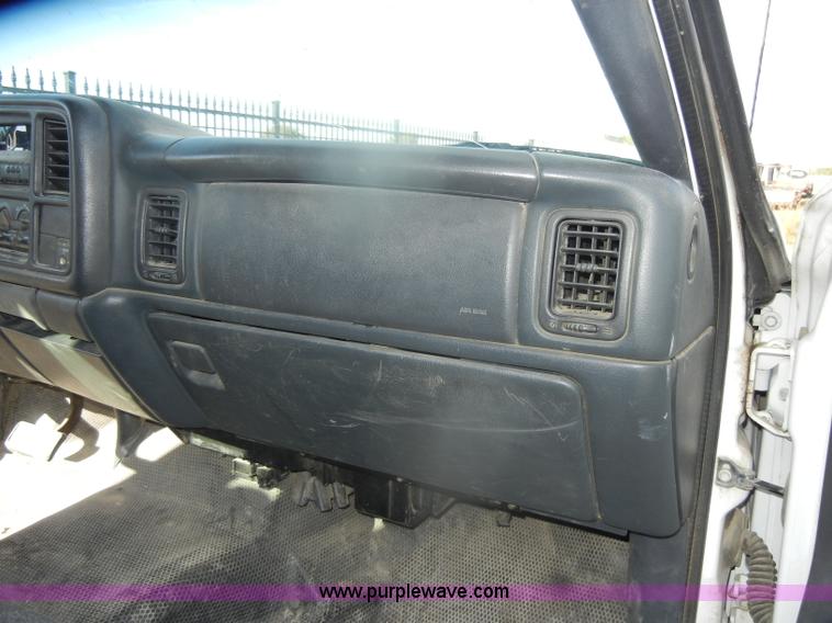 image for item D4836 2001 Chevrolet Silverado 2500HD Extended Cab pickup truck