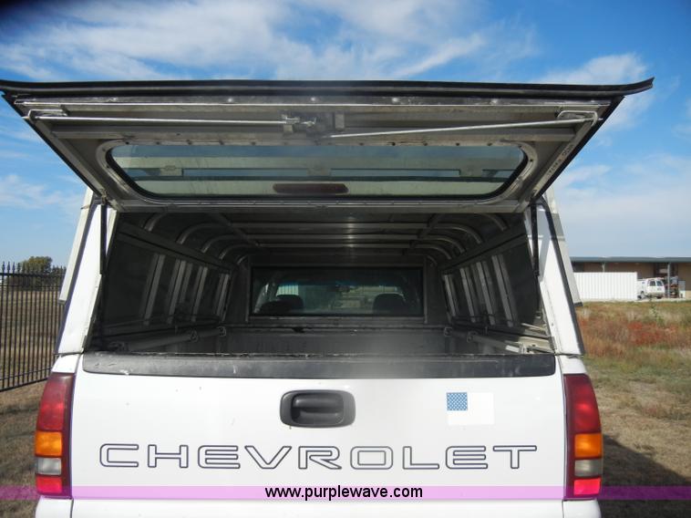 image for item D4836 2001 Chevrolet Silverado 2500HD Extended Cab pickup truck