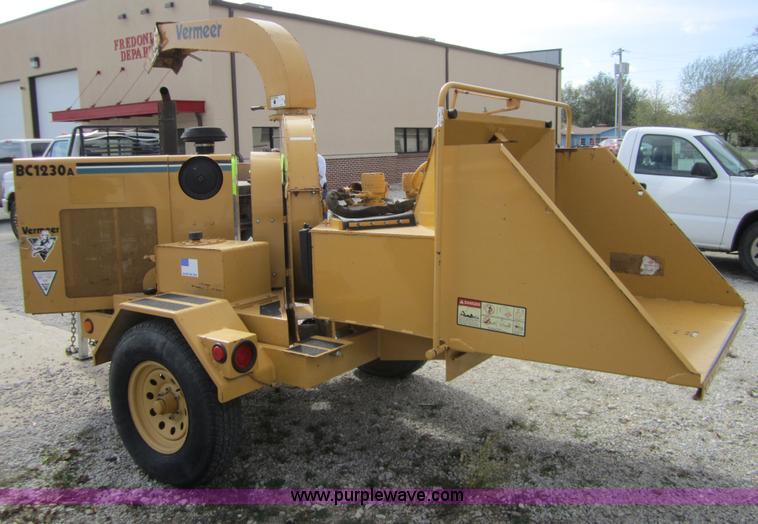 image for item D5710 2001 Vermeer BC1230A tree chipper