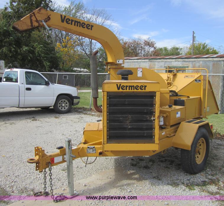 image for item D5710 2001 Vermeer BC1230A tree chipper