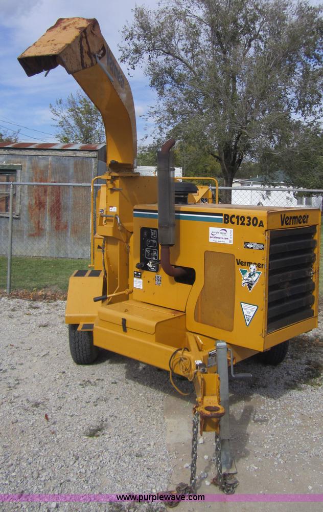 image for item D5710 2001 Vermeer BC1230A tree chipper