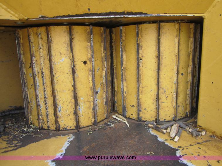 image for item D5710 2001 Vermeer BC1230A tree chipper