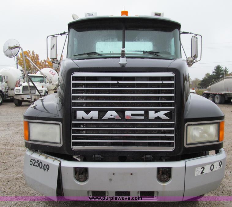 image for item D7001 2001 Mack CH613 semi truck