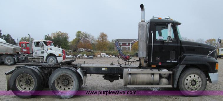 image for item D7001 2001 Mack CH613 semi truck