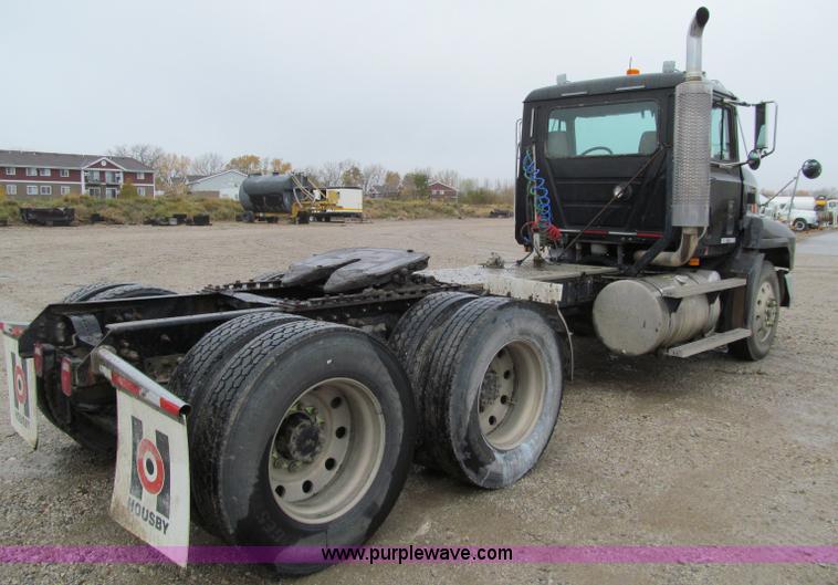 image for item D7001 2001 Mack CH613 semi truck