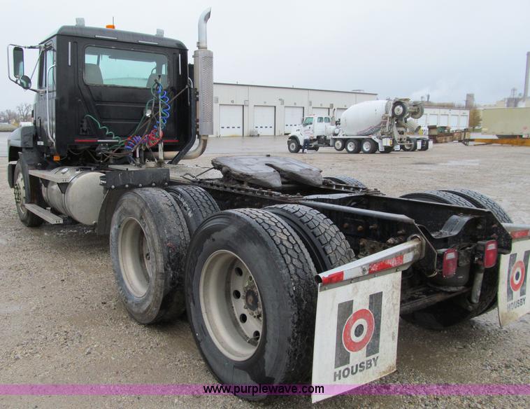 image for item D7001 2001 Mack CH613 semi truck