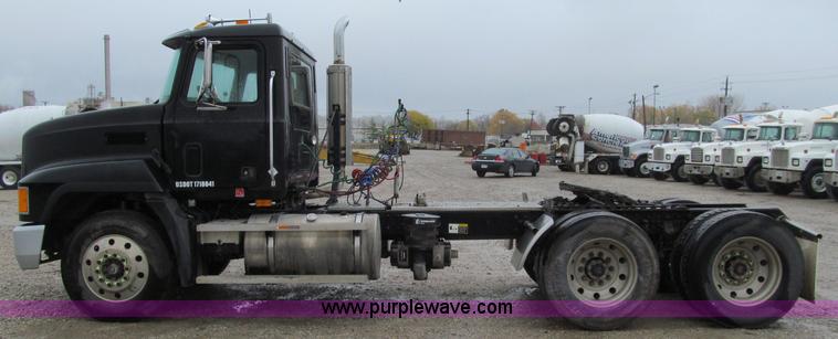 image for item D7001 2001 Mack CH613 semi truck