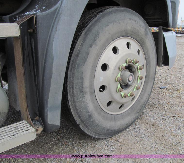 image for item D7001 2001 Mack CH613 semi truck