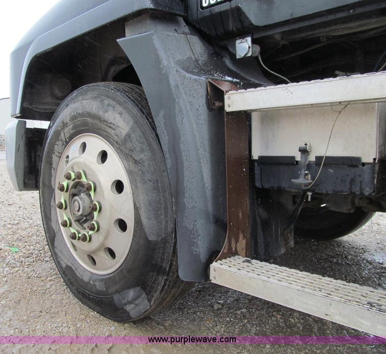 image for item D7001 2001 Mack CH613 semi truck