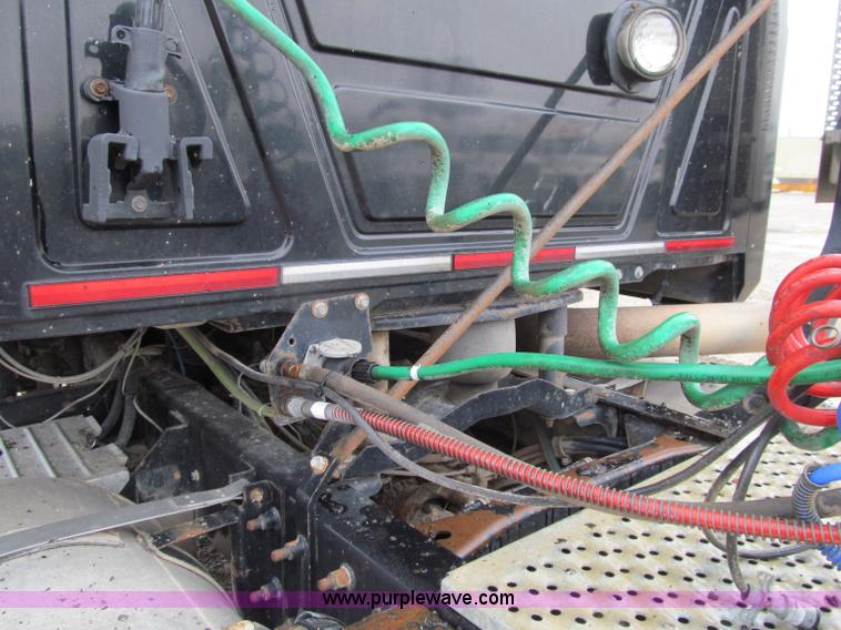 image for item D7001 2001 Mack CH613 semi truck