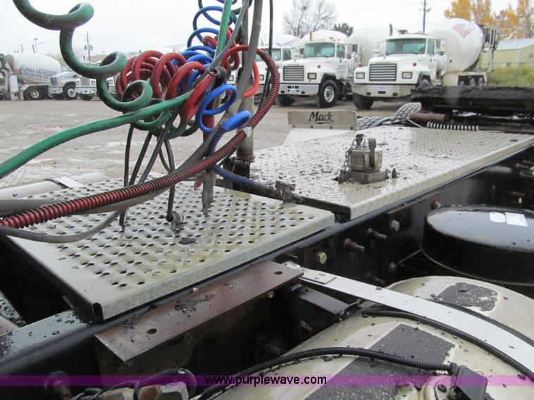 image for item D7001 2001 Mack CH613 semi truck