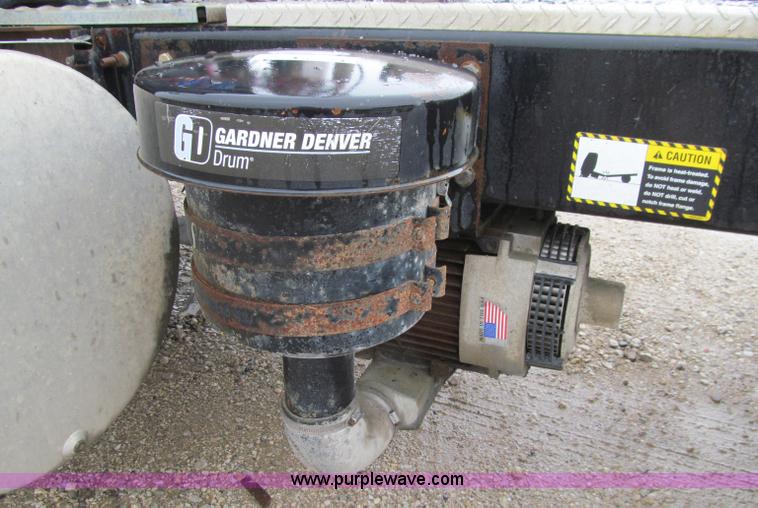 image for item D7001 2001 Mack CH613 semi truck