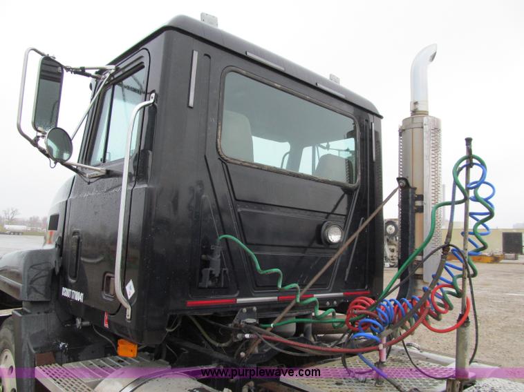 image for item D7001 2001 Mack CH613 semi truck