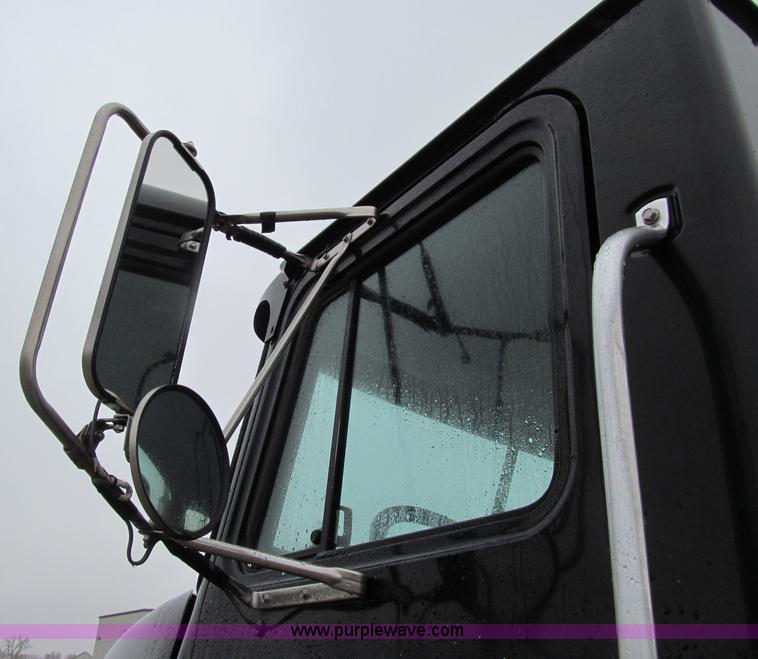 image for item D7001 2001 Mack CH613 semi truck