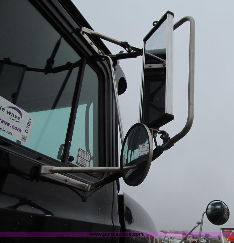 image for item D7001 2001 Mack CH613 semi truck