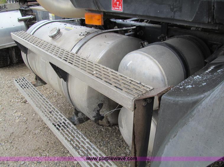 image for item D7001 2001 Mack CH613 semi truck