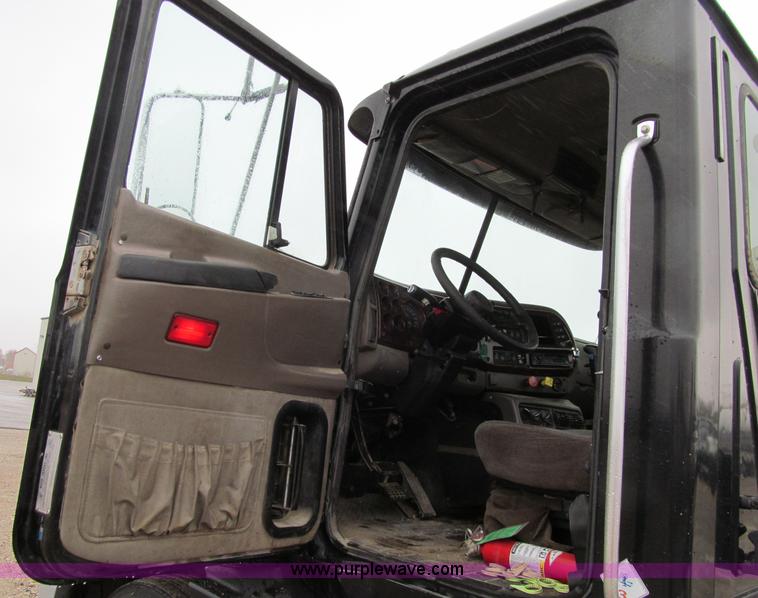 image for item D7001 2001 Mack CH613 semi truck