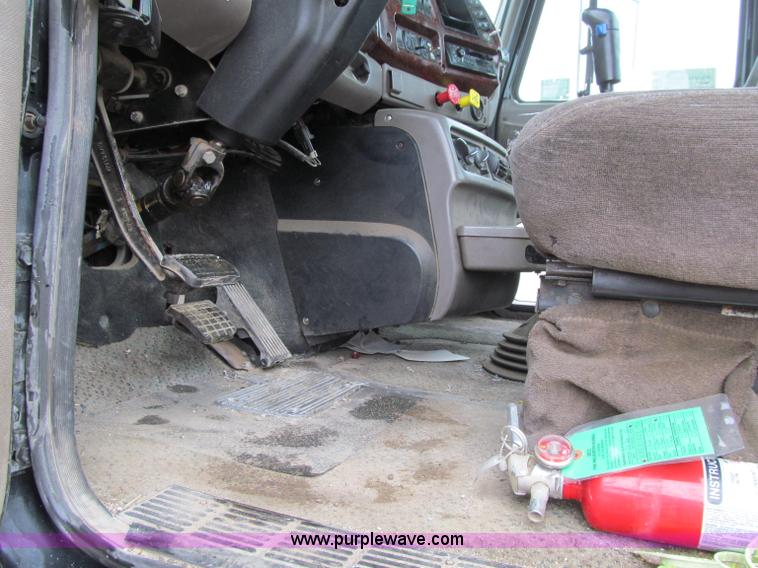 image for item D7001 2001 Mack CH613 semi truck