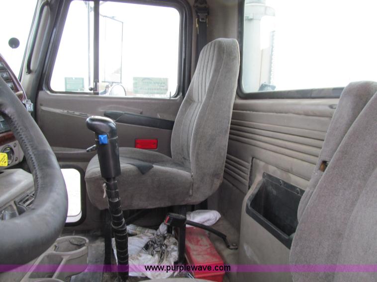 image for item D7001 2001 Mack CH613 semi truck