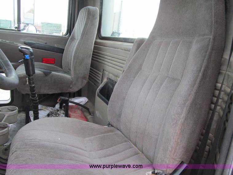 image for item D7001 2001 Mack CH613 semi truck