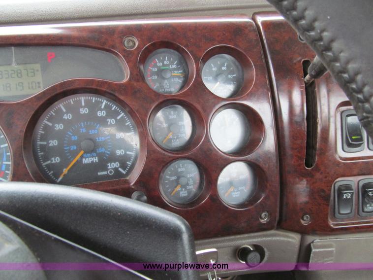 image for item D7001 2001 Mack CH613 semi truck