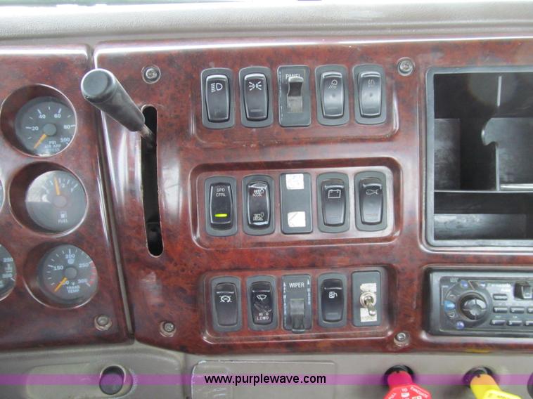 image for item D7001 2001 Mack CH613 semi truck