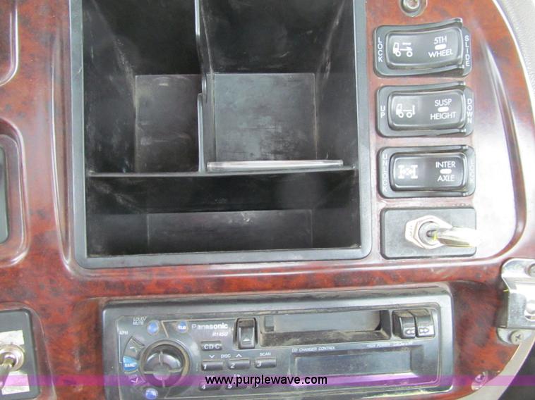 image for item D7001 2001 Mack CH613 semi truck