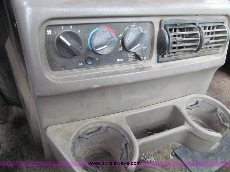 image for item D7001 2001 Mack CH613 semi truck