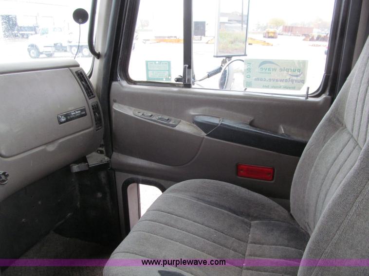 image for item D7001 2001 Mack CH613 semi truck