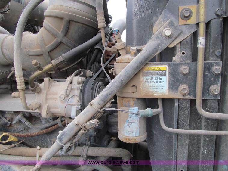 image for item D7001 2001 Mack CH613 semi truck