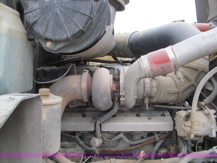 image for item D7001 2001 Mack CH613 semi truck