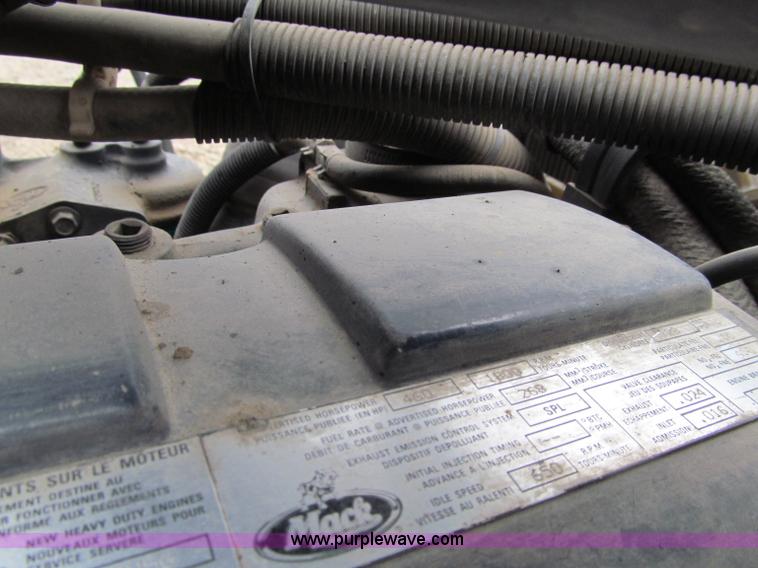 image for item D7001 2001 Mack CH613 semi truck