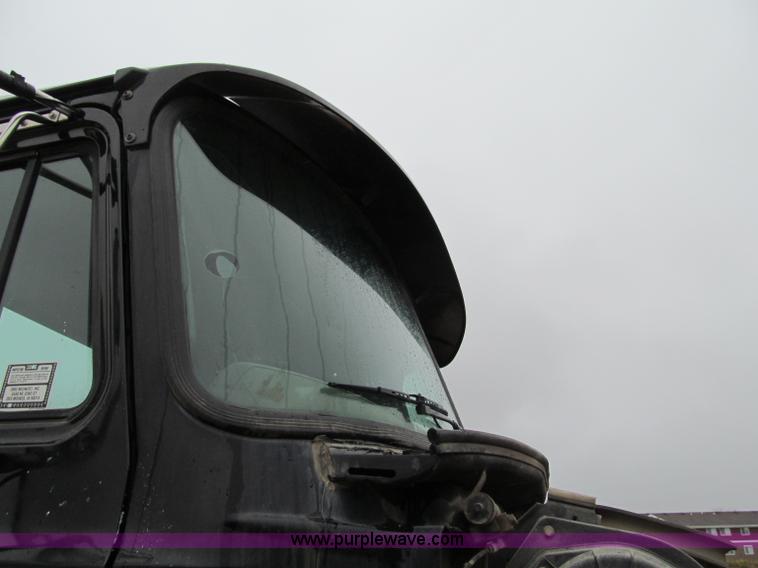 image for item D7001 2001 Mack CH613 semi truck