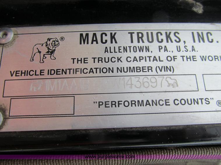 image for item D7001 2001 Mack CH613 semi truck
