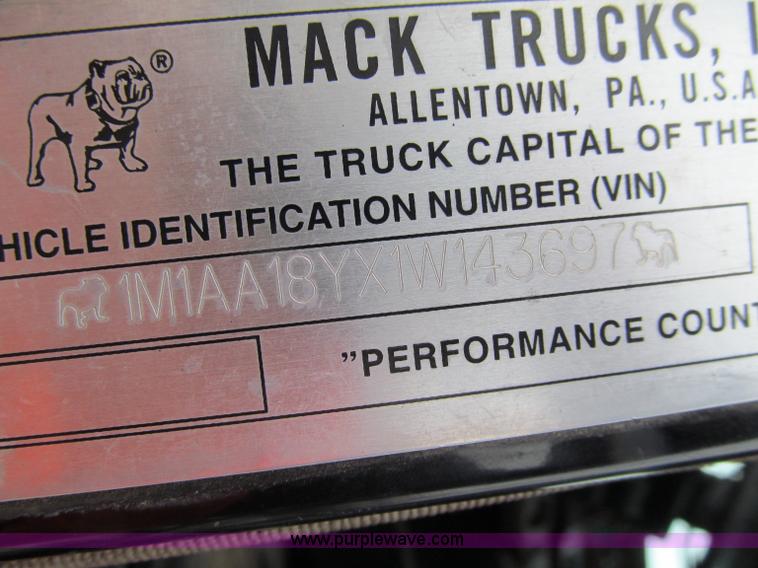 image for item D7001 2001 Mack CH613 semi truck