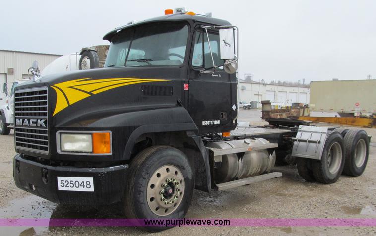 image for item D7002 2001 Mack CH613 semi truck