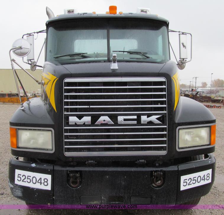 image for item D7002 2001 Mack CH613 semi truck