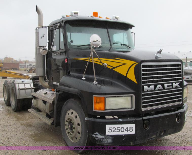 image for item D7002 2001 Mack CH613 semi truck