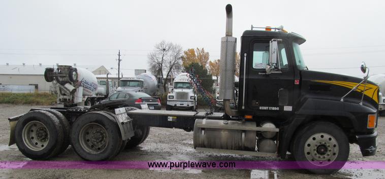 image for item D7002 2001 Mack CH613 semi truck