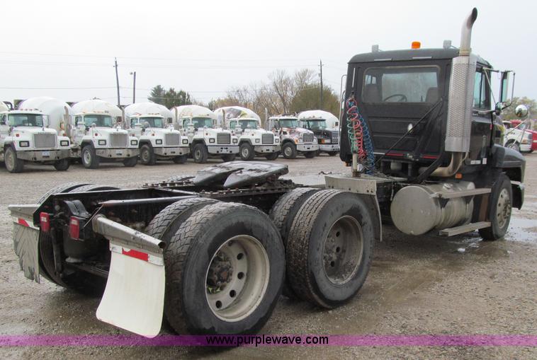 image for item D7002 2001 Mack CH613 semi truck