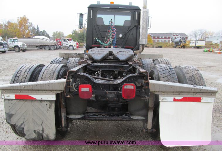 image for item D7002 2001 Mack CH613 semi truck