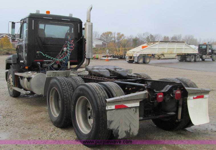 image for item D7002 2001 Mack CH613 semi truck