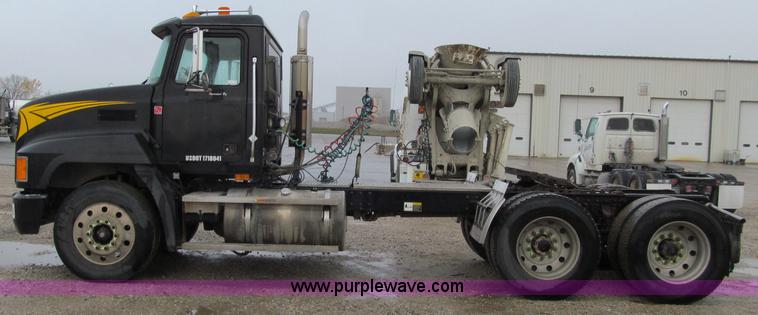 image for item D7002 2001 Mack CH613 semi truck