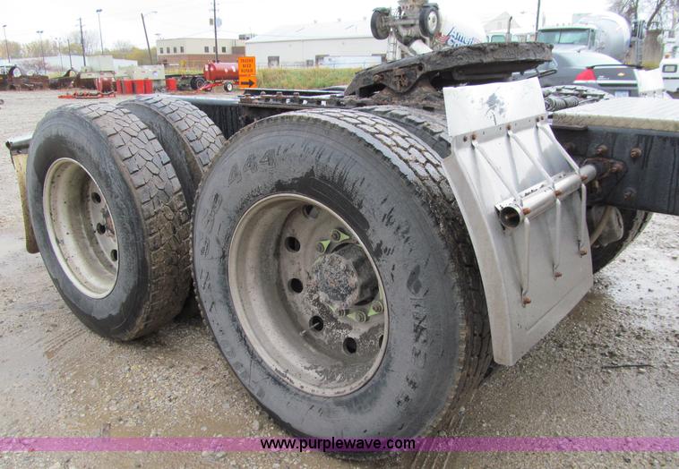 image for item D7002 2001 Mack CH613 semi truck