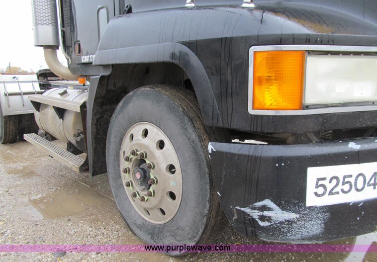 image for item D7002 2001 Mack CH613 semi truck