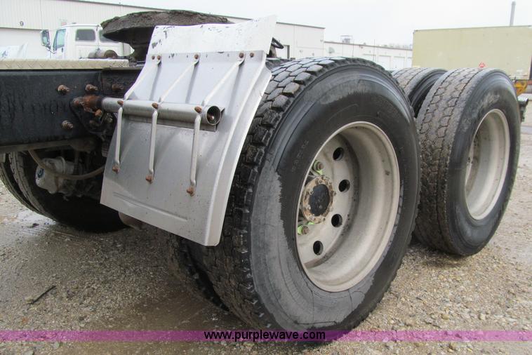 image for item D7002 2001 Mack CH613 semi truck