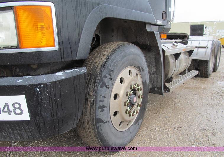 image for item D7002 2001 Mack CH613 semi truck