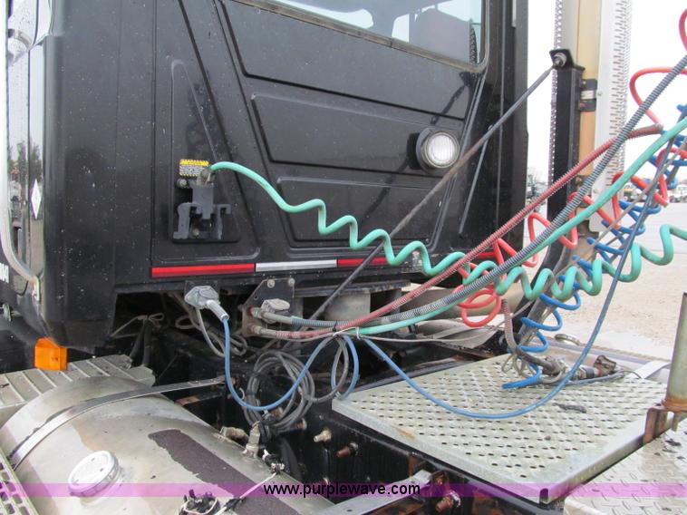 image for item D7002 2001 Mack CH613 semi truck